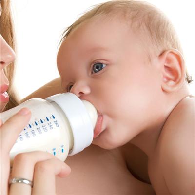 What symptom does just born baby suffer from pneumonia to have