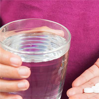 What does female psoriasis symptom have